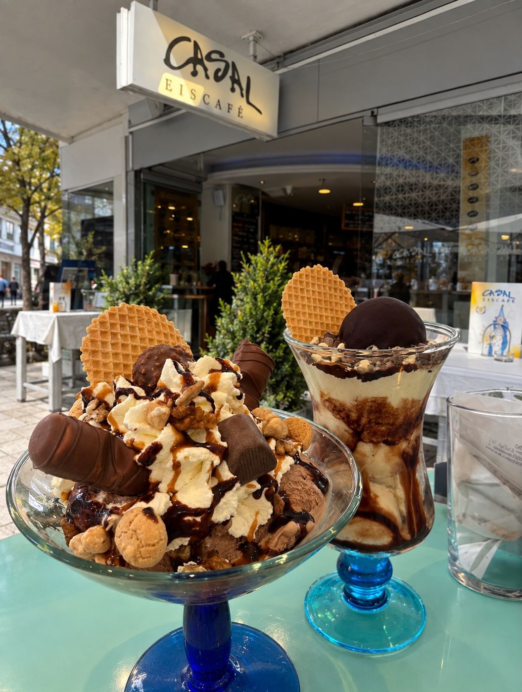Große Eisbecher auf der Terrasse in der Fußgängerzone