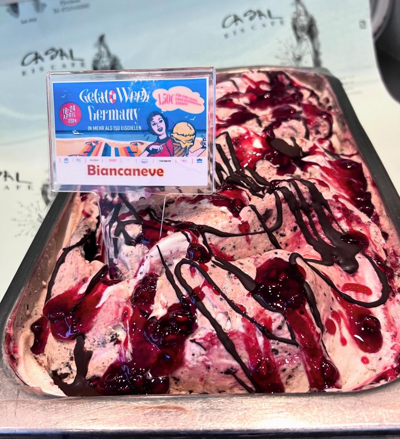 Eissorte Biancaneve mit Schokolade und Granatapfel