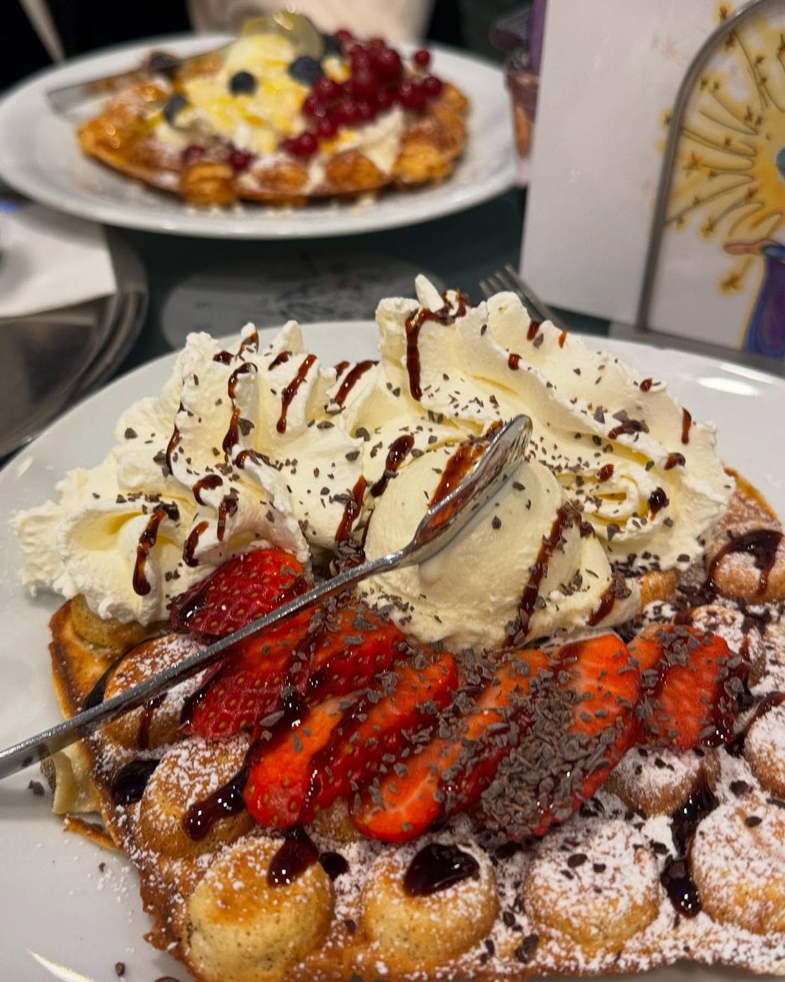 Bubble Waffle mit Erdbeeren, Eis und Sahne