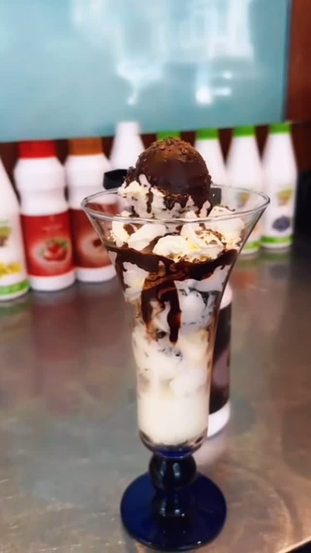 Eiskaffee mit Sahne und Schokosoße