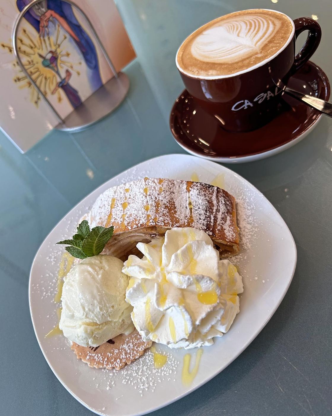 Apfelstrudel mit Vanilleeis und Sahne, dazu ein Cappuccino